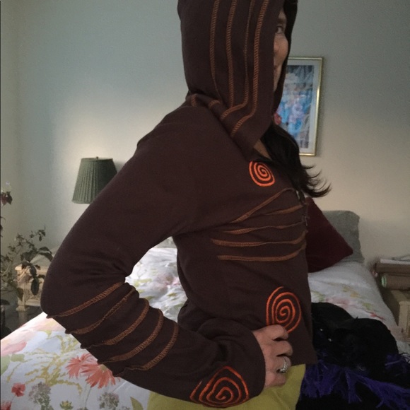 Long pointed hoodie with spiral embroidery trim. - Picture 5 of 8